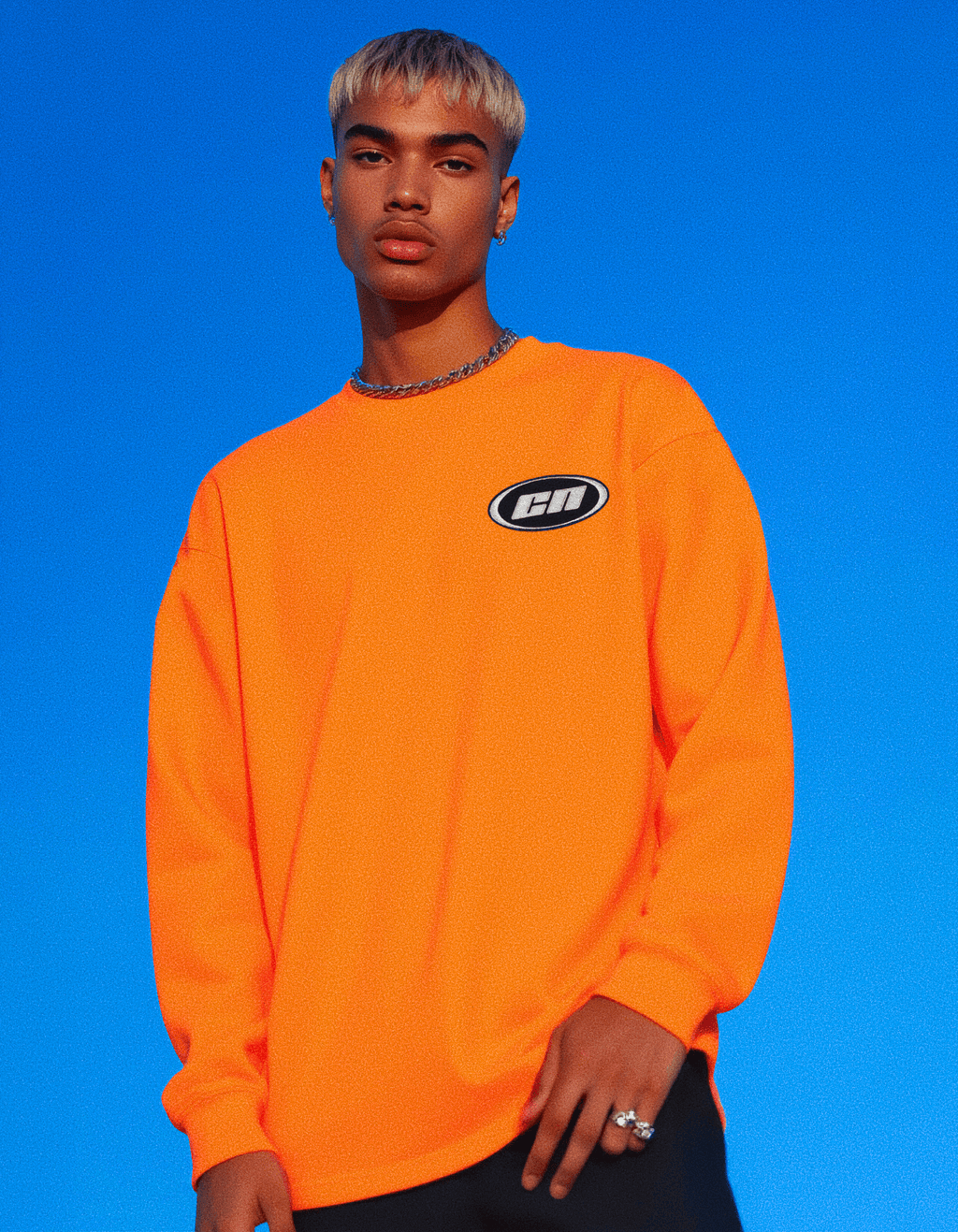 長袖コットンTシャツ – セミリラックスフィット、ネオンオレンジ